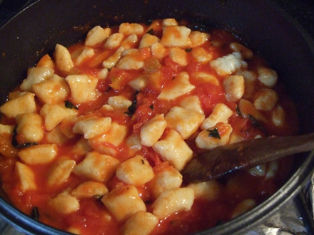 Gnocchi in sos de rosii