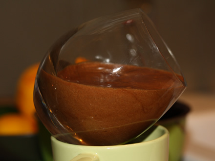 Pahar umplut pe jumatate cu mousse (inclinat la 45 grade)