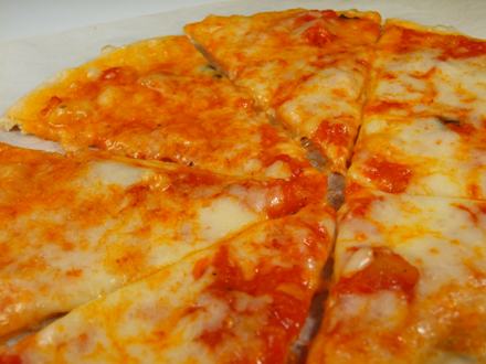 Pizza margherita coapta