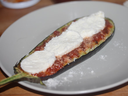 Strat de rosii, felii de mozzarella si parmezan