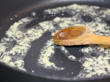 Prajim pasta de ghimbir si usturoi
