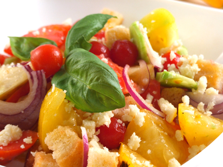 Salata de vara cu crutoane (Panzanella)