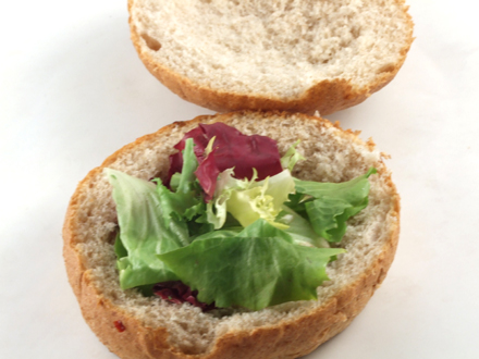Taiem chifla in doua si punem salata verde