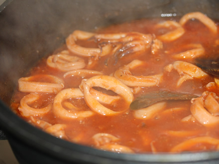 Adaugam pasta de rosii si ardei