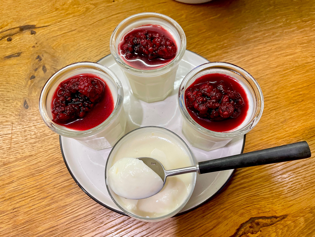 Reteta Crema de mascarpone cu lamaie si zmeura macerata in vin rosu