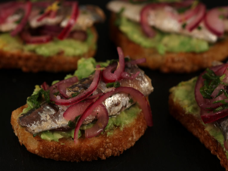 Reteta Crostini cu avocado si sardine