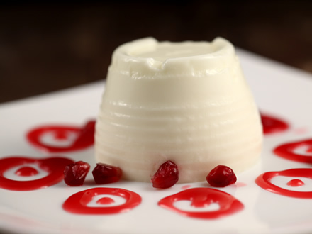 Reteta Panna cotta de iaurt cu sos de rodie