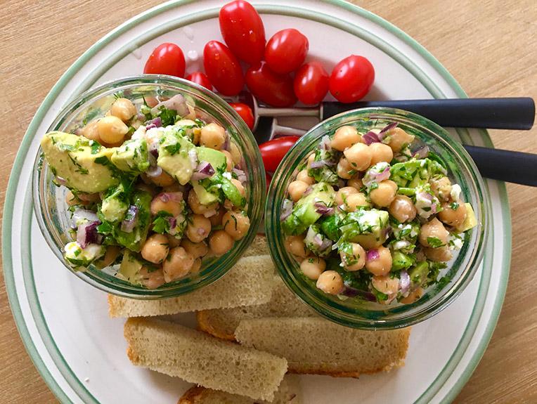 Reteta Salata de naut cu avocado si branza de capra