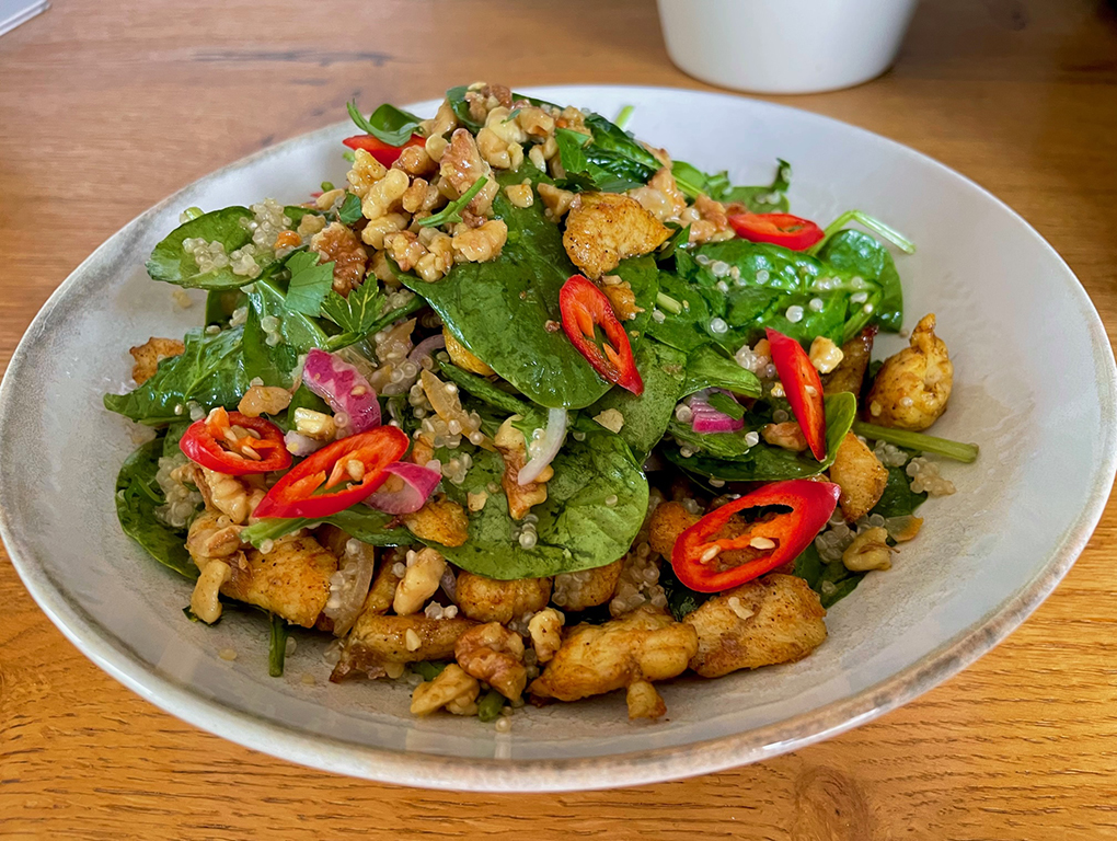 Reteta Salata de spanac cu pui, nuca si quinoa