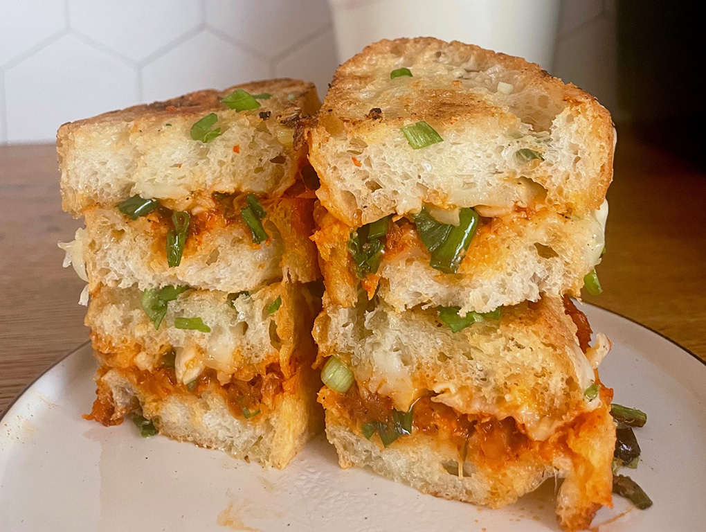 Reteta Sandwich cald cu branza si kimchi