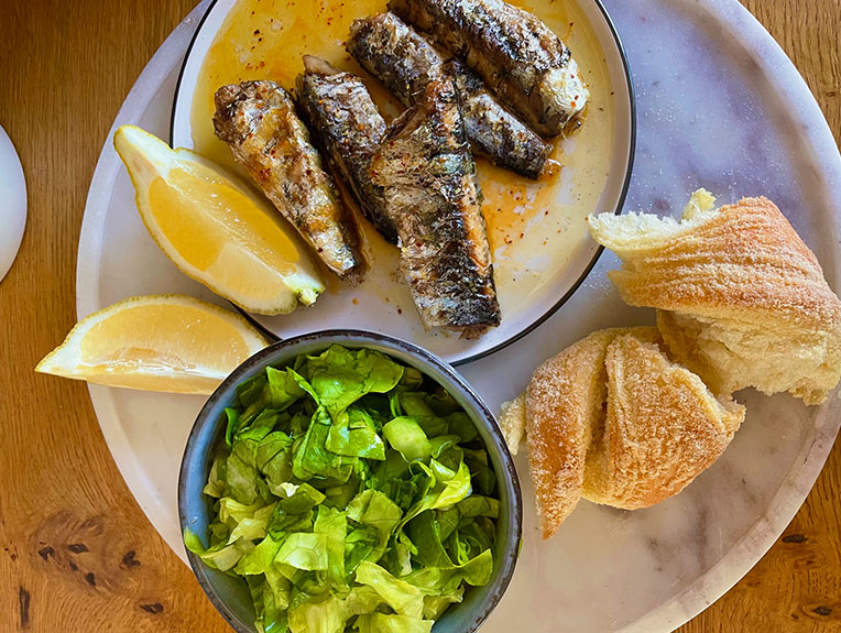 Reteta Sardine pe gratar cu salata verde