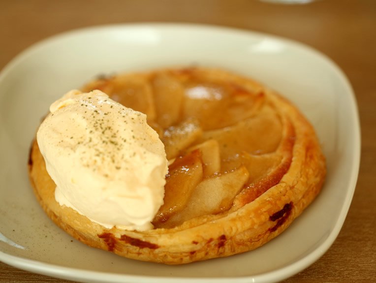Reteta Tarta fina cu mere si crema de migdale
